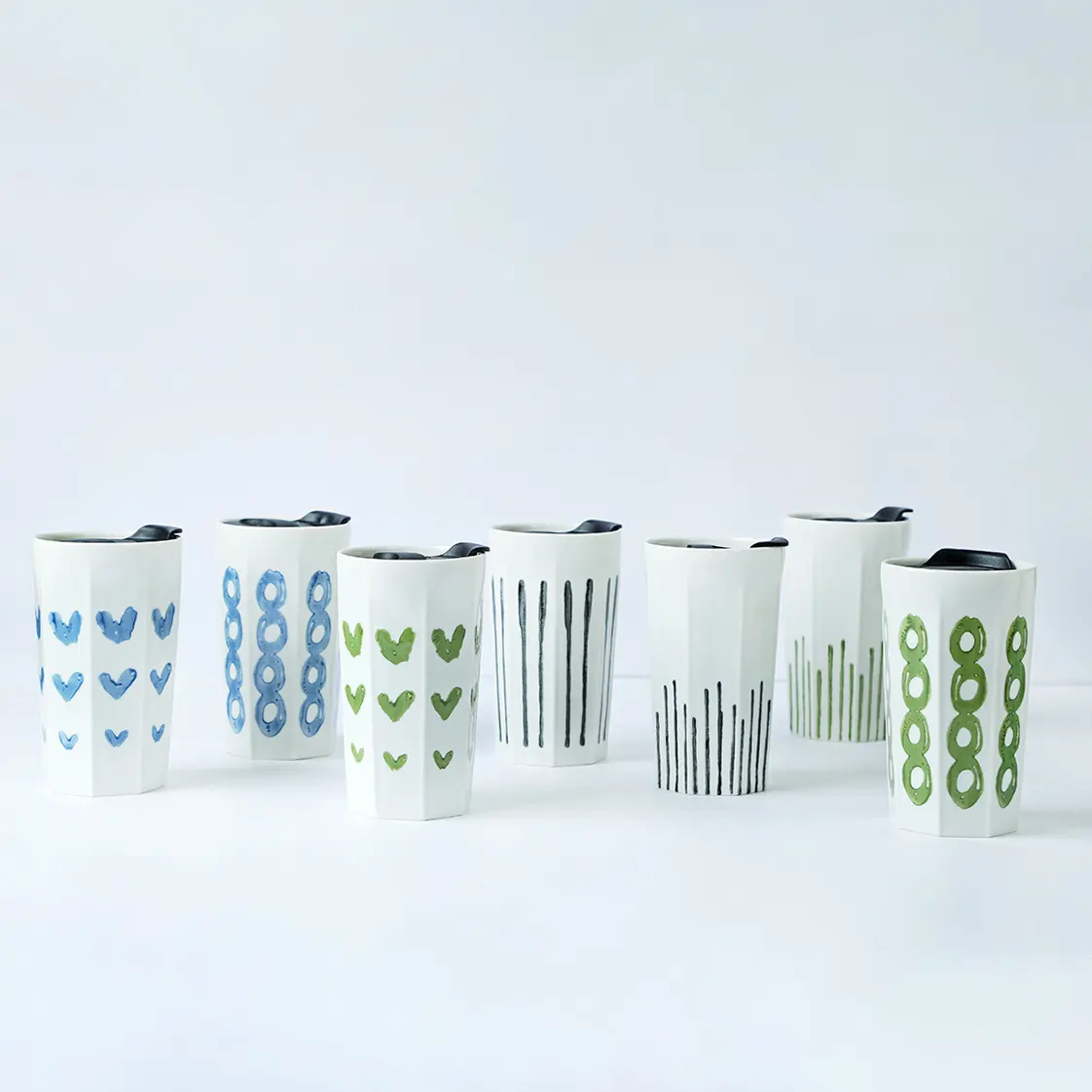 Diferentes tipos de vasos pintados a mano, taza de café de cerámica de viaje de Navidad con logotipo personalizado, taza de doble pared con tapa