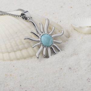 Collar con Colgante de Larimar Vibrante con Diseño de <span class=keywords><strong>Sol</strong></span> - Gema Azul Cielo y Marco de Plata con Halo de Circonitas |   Joyería de Verano, Regalos al por Mayor - Product Image 4