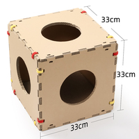 Le griffoir de chat en carton écologique assemble des rayures de chat en papier