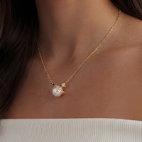 Collier pendentif en cuivre plaqué or avec perle d'eau douce en forme de planète Saturne, bijoux sur le thème de l'espace, cadeau pour femme
