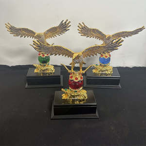 28cm Chinois Aigle Doré Métal Roi de Plaqué Or Aigle Sculpture Rouge Bleu Boule Métal Ornements Artisanat Collection Décoration - Product Image 1