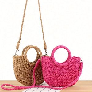 Sac bandoulière de plage demi-lune en paille tressée style ethnique avec port USB intégré pour femme – Vente en gros - Product Image 1