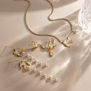 Parure de bijoux Flying Bird en acier inoxydable, collier et boucles d'oreilles en perles, pour femme, motif animal, doré, serti clos - Product Image 2