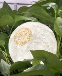 Lecteur Coranique Lune - Haut-parleur Islamique avec Télécommande et Lumière Colorée MQ-1010 - Product Image 3