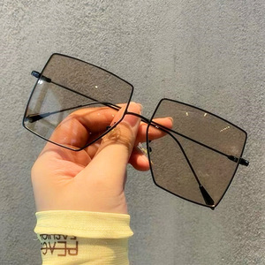 <b>Oversized</b> Metal <b>Sunglasses</b> Square Frame UV400 Protection Unisex Fashion Sunshades Class 2 Lenses PC Lens Gold Color - Product Image 1