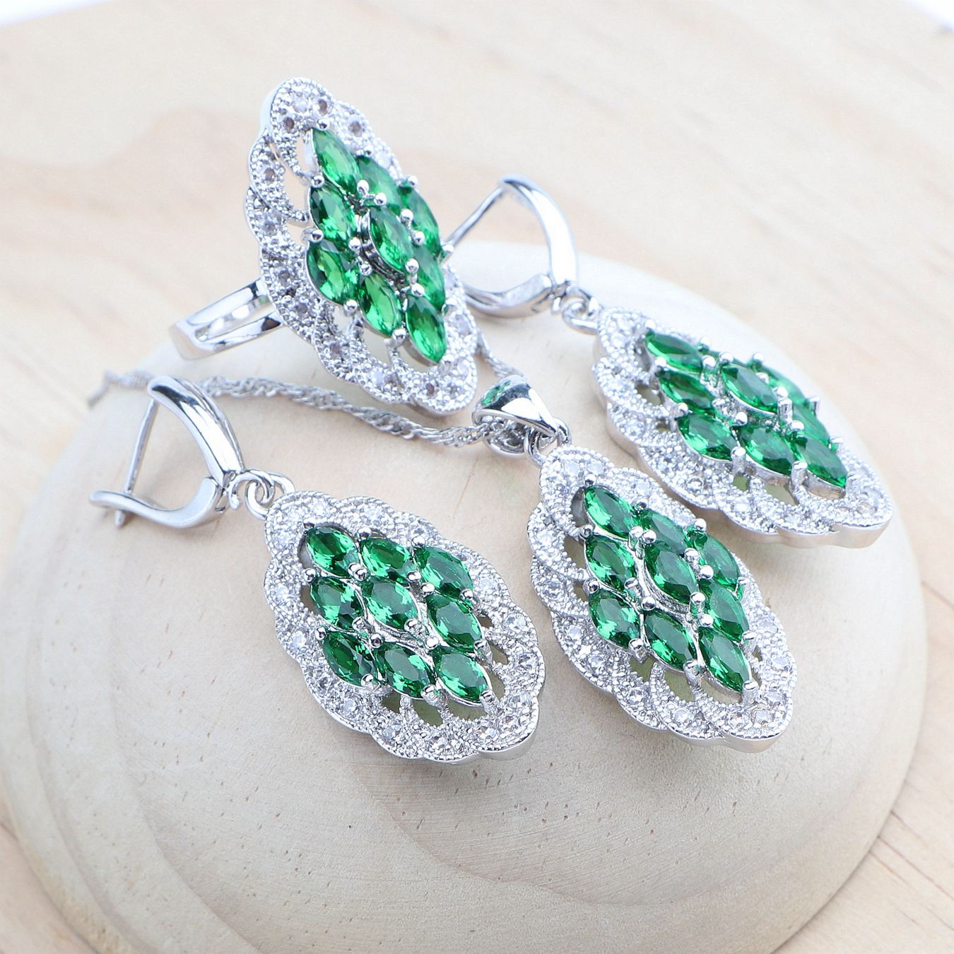 สีเขียว