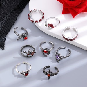 Bagues ajustables pour femmes, style gothique noir, avec cristal rouge, corbeau, strass rouge foncé, fleur de rose, symbole de croix et d'araignée - Product Image 3