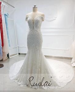 Robe de <span class=keywords><strong>mariée</strong></span> longue de luxe Ruolai QW01169, style sirène, épaules dénudées, dentelle lourdement perlée, traîne cathédrale - Product Image 3