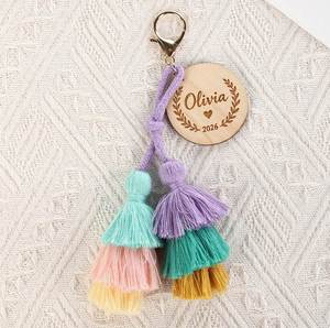 Breloque de sac en bois 3D personnalisée avec gaufrage imprimé, écologique, en forme de disque, avec pompon, nom et date 2026, cadeau de mariage pour demoiselle d'honneur - Product Image 3