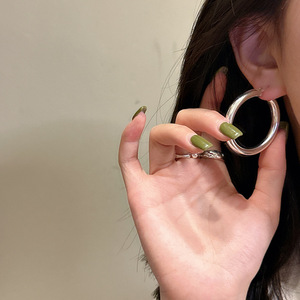 ต่างหูเงินแท้ S925 สไตล์เกาหลี ทรงห่วงใหญ่ เรียบหรู ทันสมัย แบบมินิมอล ขายส่ง - Product Image 2