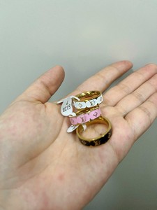 Anillo de <span class=keywords><strong>boda</strong></span> moderno con etiqueta de resina de la familia Donkey, letra L en inglés, cristal galvanizado, lujo ligero, anillos de flor de cuatro hojas de nicho - Product Image 3