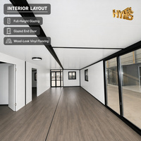 Maison Modulaire Conteneurisée 40 Pieds avec Revêtement Bois, Grandes Fenêtres, Toit à Double Tuile, Double Aile Extensible, pour Dortoir Personnel du Personnel
