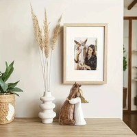 Statue de fille étreignant un cheval peinte à la main, figurine en résine, souvenir commémoratif, cadeau pour les amoureux des chevaux, adolescentes