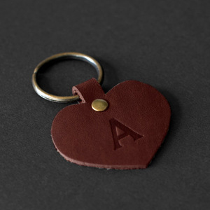 Llaveros de cuero personalizados en forma de corazón, llaveros minimalistas retro europeos y americanos, colgantes creativos para llaves. - Product Image 4