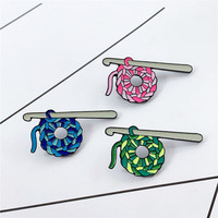 Broche personnalisée en émail rigide en métal, motif crochet et pelote de laine, broche artisanale, cadeau pour tricoteur, logo personnalisé