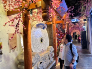 Macchina per la Fortuna Stile Gypsy Fortune Teller Zoltar con Pietra Rotante, Luce LED e Dispenser di Carte per Resort - Product Image 4