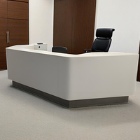Bureau de réception moderne et durable à surface solide incurvée et élégante en Corian Bureau de réception d'angle