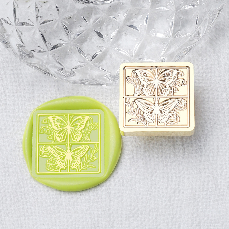 Papillons parmi les fleurs (carré multicouche, 2,5 cm)