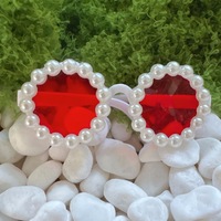 Lunettes de soleil pour chien en plastique écologique faites à la main avec des montures rondes et des accents de perles - Accessoires photo tendance