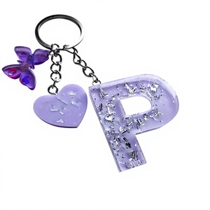 Porte-clés personnalisé en résine avec initiale, porte-clés lettre fait main, pendentif de sac unique et coloré, et décoratif - Product Image 2