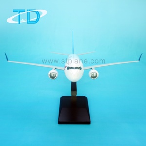 Modèle d'avion commercial <span class=keywords><strong>Prague</strong></span> B737-800 1/100 39,5 cm pour la décoration des salons d'aéroport - Product Image 4