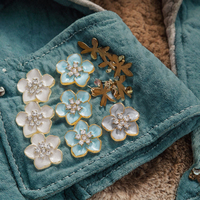 Kancing Bunga Berlapis Rhinestone dari Paduan Seng Ramah Lingkungan untuk Dekorasi Pakaian Sweater dan Mantel