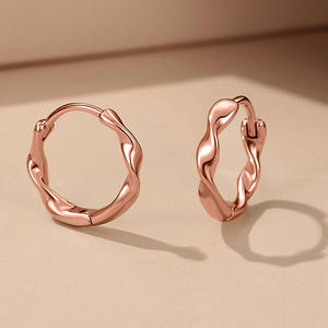 Orecchini a Cerchio E4217 in Oro Rosa, Gioielli Minimalisti Unisex per Uso Quotidiano - Product Image 4