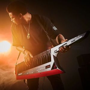 โรแลนด์ ซินธิไซเซอร์ รุ่น Ax-Edge ผลิตจากพลาสติก ABS ซินธิไซเซอร์แบบสะพายไหล่ 49 คีย์ ออกแบบมาเพื่อการแต่งเพลงที่ทันสมัย - Product Image 4