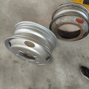 Jantes en acier sous vide épaissies moyeu de roue de camion robuste 700/750/82516 jantes en acier SINOTRUK JAC Foton Auman Jiefang - Product Image 3