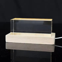 Fermalibro in Cristallo 3D Personalizzato con Luce Notturna e Base LED in Legno per Arredamento Casa