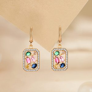 طقم عقد وأقراط فاخر مطلي بالذهب ومرصع بالزركون الملون بتصميم هندسي مربع من الفضة النقية عيار 925 للنساء للبيع بالجملة - Product Image 4