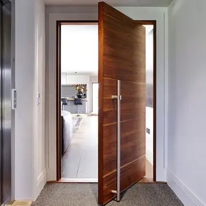 La porte extérieure moderne en bois massif marron à pivot de la porte d'entrée de la villa européenne et américaine est conçue sur mesure