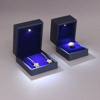Kotak kemasan perhiasan lampu LED berlian kustom mewah tas kertas anting kalung Logo cap emas untuk acara pernikahan