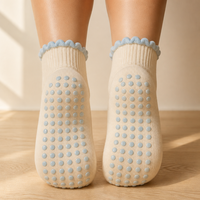 Chaussettes de sport d'intérieur antidérapantes personnalisées avec logo, chaussettes de Pilates à grip, avec revers à volants, couverture intégrale de la semelle, OEM ODM