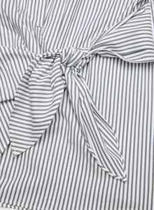 Blusa de mujer a rayas con botones, lazo lateral en la cintura y manga casquillo - Product Image 5