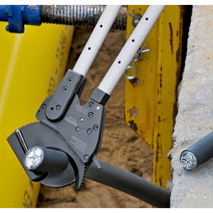 Tijeras de trinquete Knipex con mangos telescópicos, parcialmente dentadas, de acero al carbono, para electricistas industriales - Product Image 1