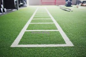 Piste de traîneau de gym 10m Rouleau Surface en polyéthylène touffetée Largeur 1,0m/1,5m Piste de traîneau pour entraînement Prowler - Vert/Noir/Rouge - Product Image 3
