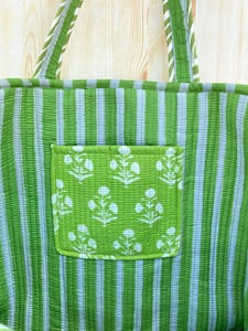 Grand sac fourre-tout en coton matelassé avec fermeture à glissière, imprimé floral en blocs, poche intérieure - Style bohème pour le shopping et l'usage quotidien - Product Image 4