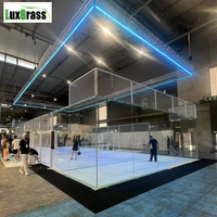 Terrain de padel panoramique haut de gamme, système d'éclairage LED périmétrique innovant, solution clé en main
