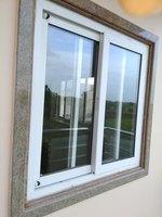 Feuille de verre trempé coulissant transparente incassable de taille personnalisée pour fenêtre de maison ou de bureau à cadre en PVC