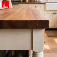 Armoire de cuisine sur mesure en chêne massif blanc, artisanale, style ferme moderne, à fermeture douce, bicolore, étanche, du groupe Alland