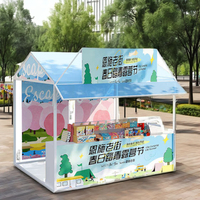 de stand mobile du fabricant est utilisé comme présentoir pour les activités d'échauffement des vendeurs du marché de nuit