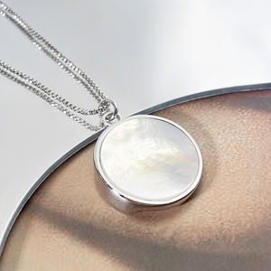 Colgante Redondo de Cobre con Forma de Sol y Cadena de Caja Chapada en Oro Rodio, Regalo Unisex - Product Image 3