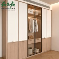 Armoire bicolore blanc crème et chêne avec portes vitrées pleine hauteur, panneaux plats segmentés et poignées noires
