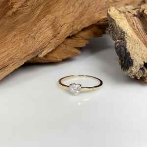 Anillo de Diamante Solitario Polimórfico Cultivado en Laboratorio en Oro Amarillo de 14 Quilates - Product Image 5