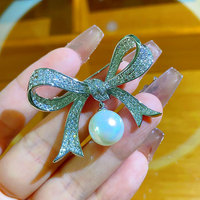 TIANSHE Nouvelle Broche Classique Nœud Papillon en Cuivre Incrusté de Zircon, Épingle de Corsage, Accessoire Vestimentaire Simple et Élégant avec Perle