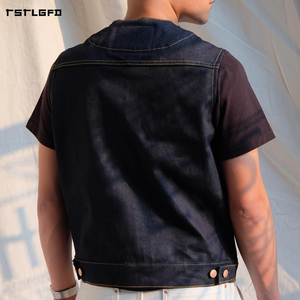 เสื้อกั๊กยีนส์ดิบสีน้ำเงินเข้มสำหรับผู้ชาย กระดุมทองแดงสลักลาย ปิดกระดุมแบบแถวเดียว กระเป๋าแบบมีฝาปิดสองชั้น ขอบผ้าดิบ คอวี สไตล์เฮอริเทจ เหมาะสำหรับงานช่าง - Product Image 2