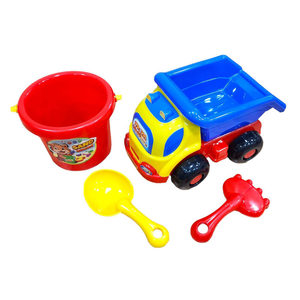Ensemble de jouets de plage pour enfants : camion benne avec seau, pelle et râteau, emballé en filet - Product Image 1