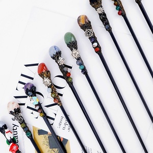 Bacchetta Magica in Legno con Cristalli e Gemme Naturali Fatte a Mano, con Drago e 50 Gemme d'Amore per Feste e Cosplay - Product Image 1