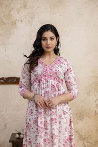 Elegante Vestido Midi Kurti de Encaje con Cuello en V en Blanco y Rosa para Mujer, con Botones en el Escote, Mangas y Detalle de Ribete, Ropa Casual Elegante - Product Image 5